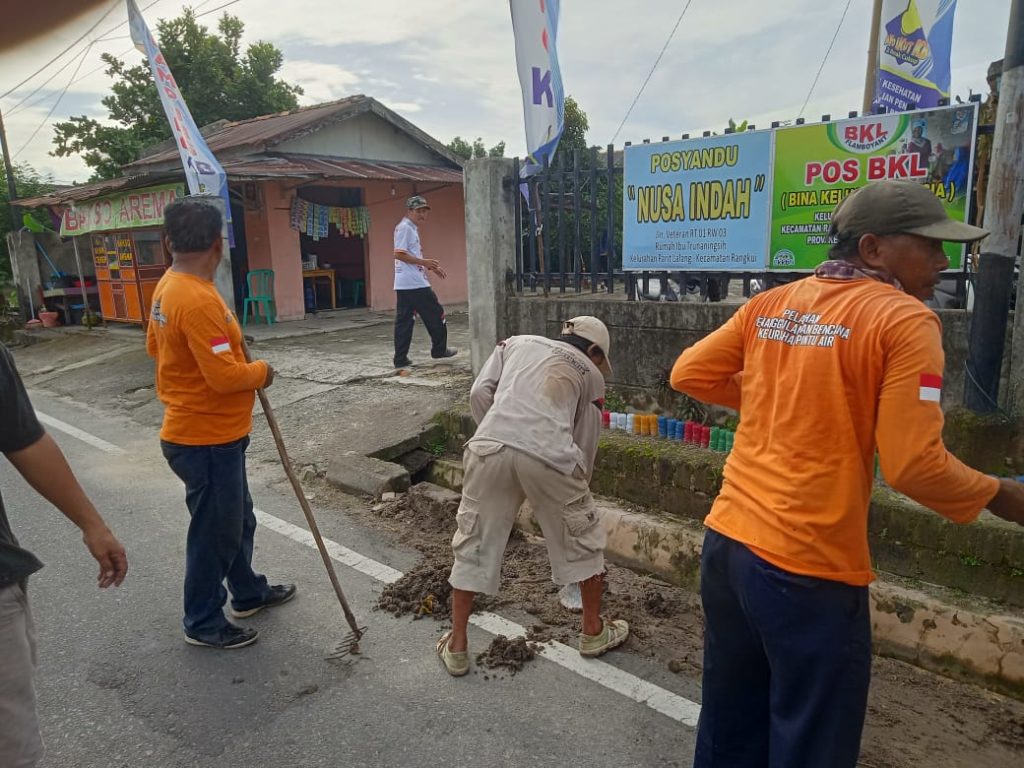 Camat Rangkui Instruksikan Setiap Kelurahan Rangkui Agar Gotong Royong Dalam Membersihkan Sampah